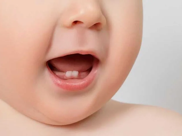 علائم دندان درآوردن کودک و راه های کاهش درد آن